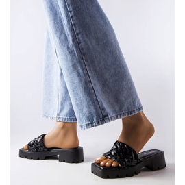 Crne papuče s traktorskim đonom iz Lore crna 2