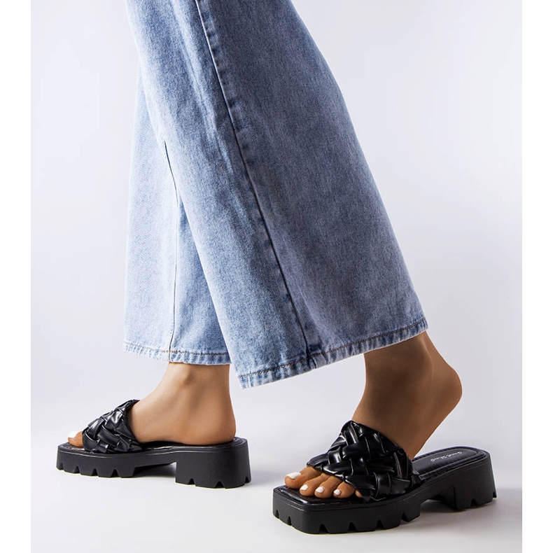 Crne papuče s traktorskim đonom iz Lore crno 2