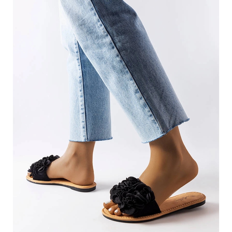 Crne papuče s cvijećem iz Alfride crna 2