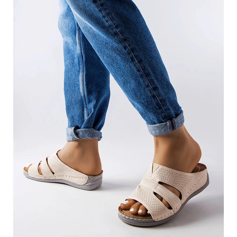 Bež svijetle sandale na klin marke Oliwia 1