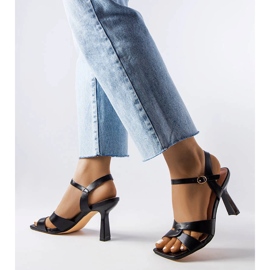 Karolina crne sandale na visoku petu s remenom crna 1