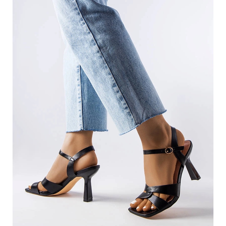 Karolina crne sandale na visoku petu s remenom crna 1