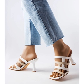 Bijele japanke na iglu bijela 1