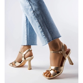 Karolina zlatne sandale na visoku petu s remenom zlatni 1