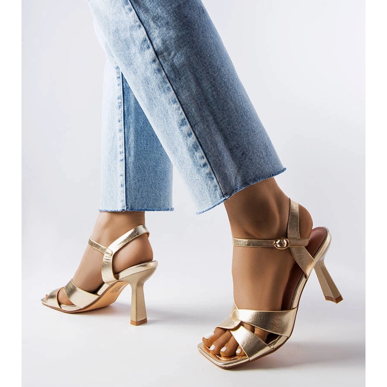 Karolina zlatne sandale na visoku petu s remenom zlatna 1