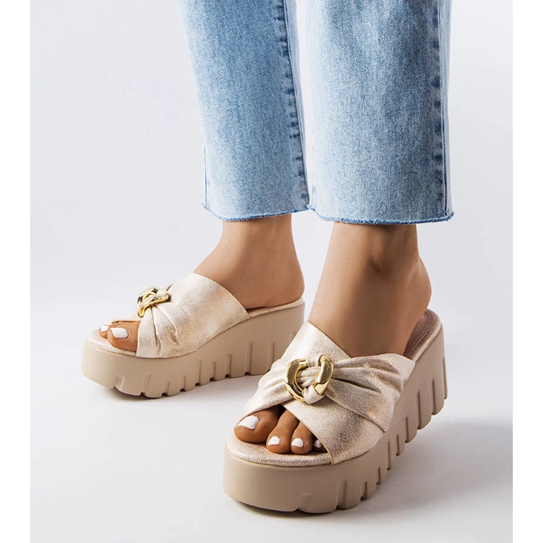 Laura zlatne ženske natikače na wedge zlatni 1