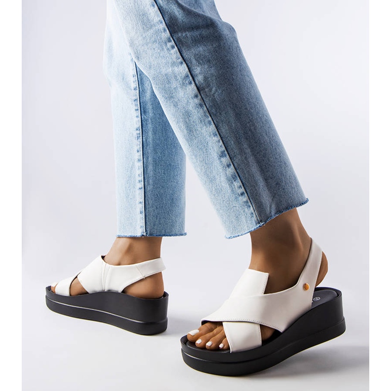 Bijele sandale na klin od Adeline bijela 1