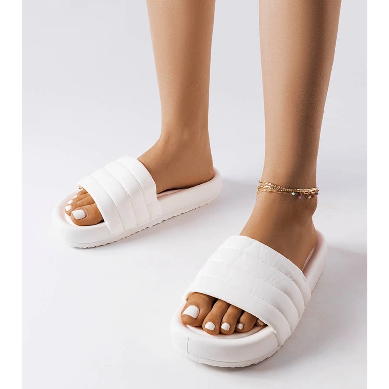 Bijele japanke ukrašene Dorene prošivanjem bijela 1