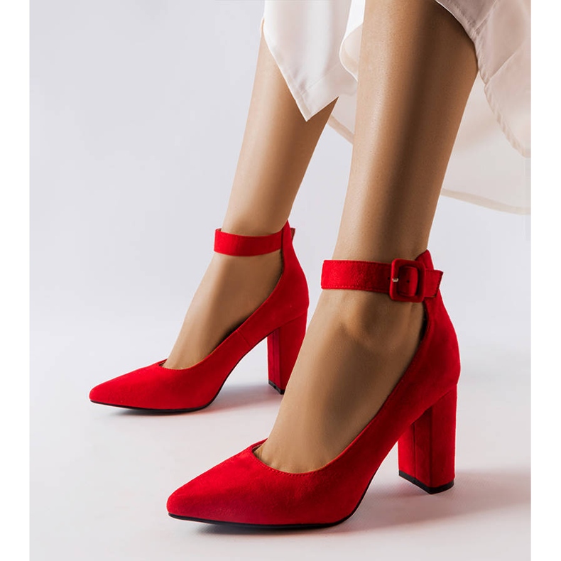 Crvene cipele na stupu Achen crvena 1