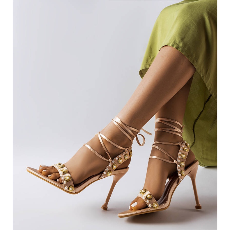 Zlatne sandale ukrašene Grange biserima bež 1