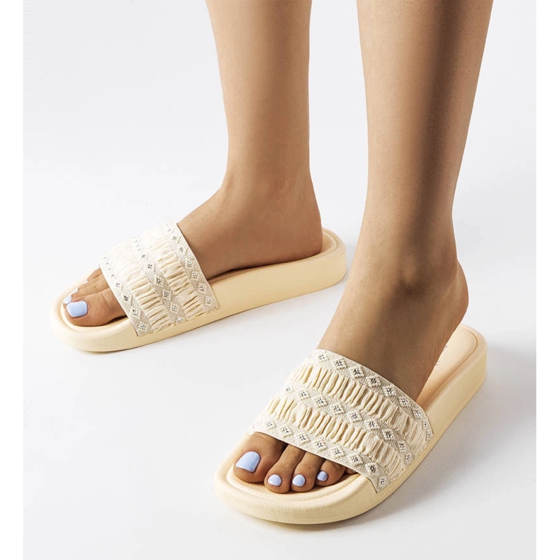 Ernest bež natikače ukrašene volanima 1