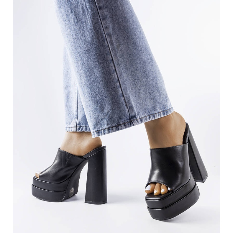 Crne cipele s visokom petom iz Mertzona crno 1