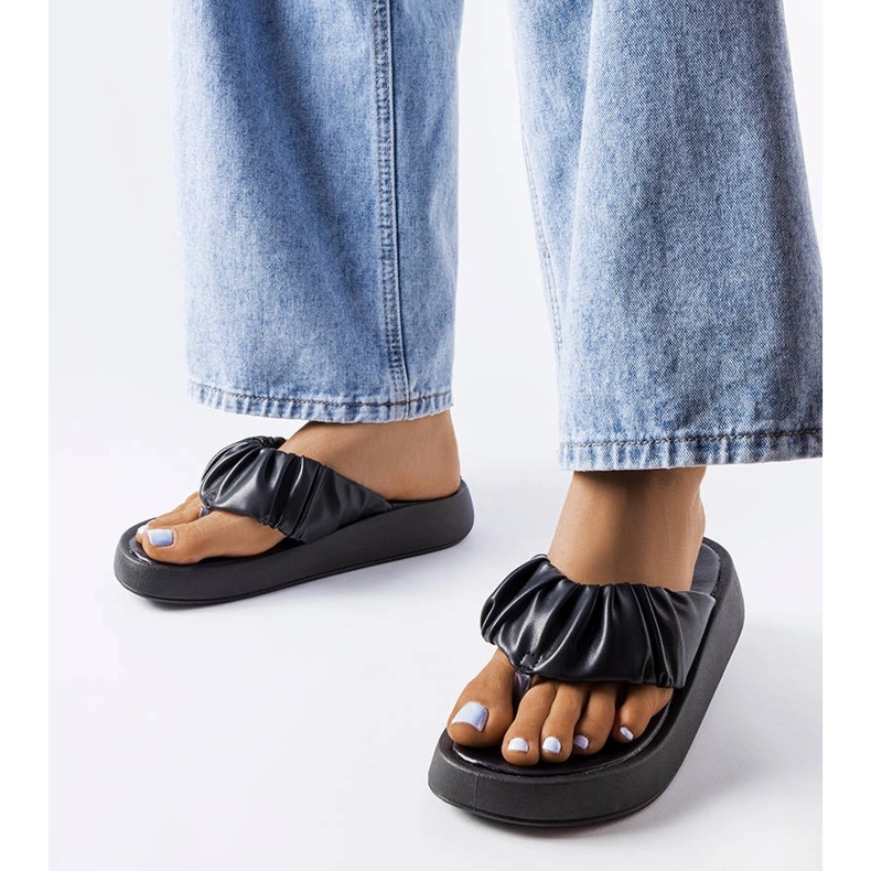 Crne jastučići s naborima crno 1