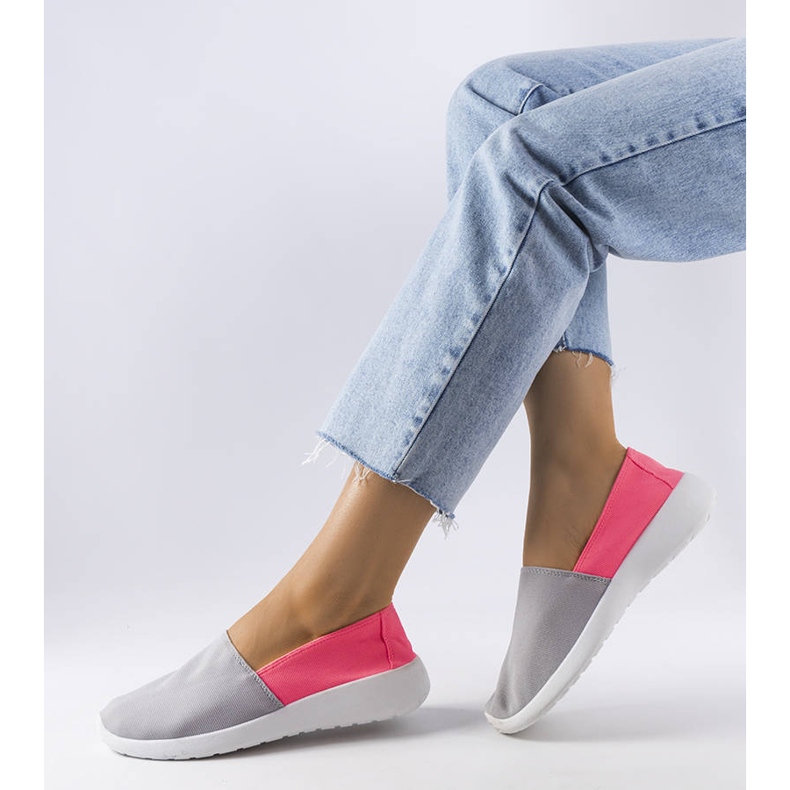 Inna Pink i sive slip-on tenisice iz Windinga siva 1
