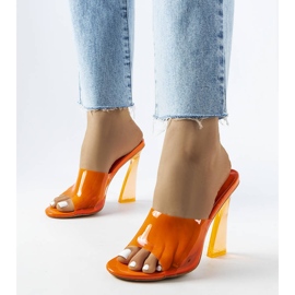 Narančasti prozirni predmeti od Clichyja 1