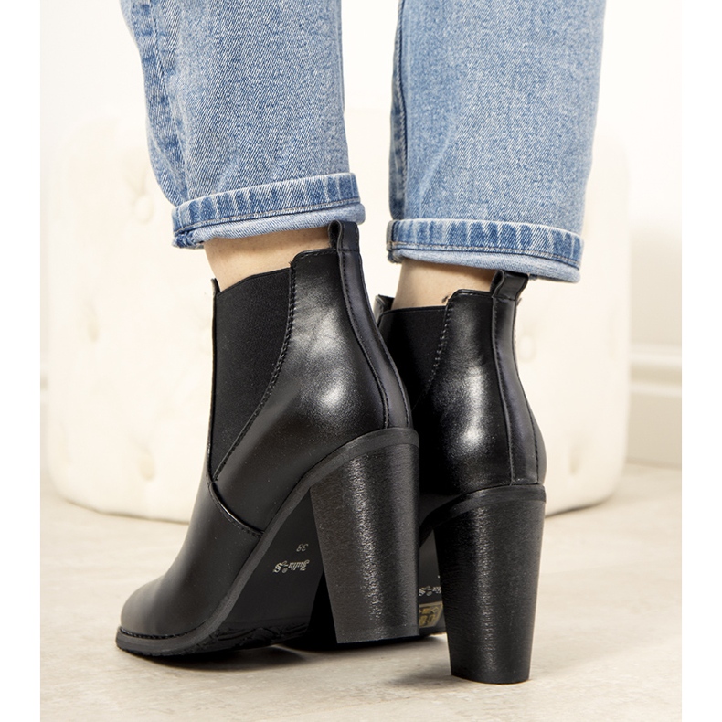 Crne izolirane čizme na Castrovom stupu crna 1