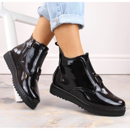 Ženske ravne, izolirane, crne lakirane čizme Vinceza 58148 crna 1