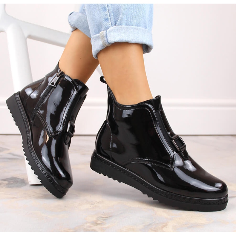 Ženske ravne, izolirane, crne lakirane čizme Vinceza 58148 crno 1