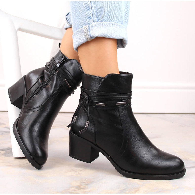 Crne Jezzi izolirane ženske gležnjače na visoku petu s ukrasima crna 1