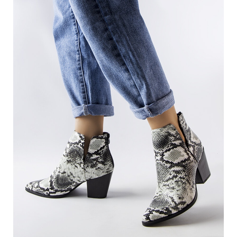 Bijele kratke kaubojske čizme s imitacijom zmijske kože iz Ige bijela 2