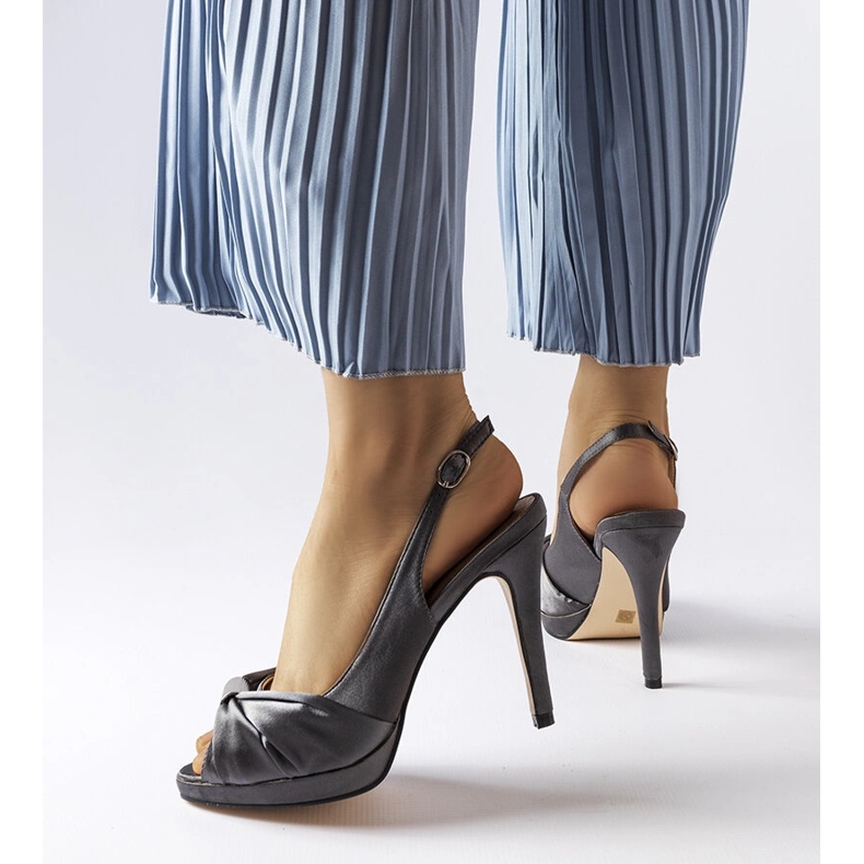 Crispin tamnosive sandale na visoku petu siva 1