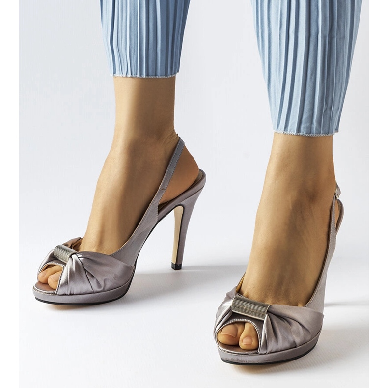 Svijetlo sive sandale na visoku petu marke Crispin siva 1