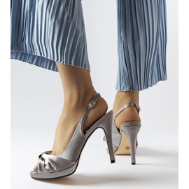 Svijetlo sive sandale na visoku petu marke Crispin siva 2