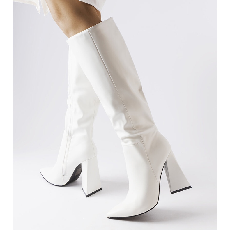 Medicina bijele čizme na stup bijela 1