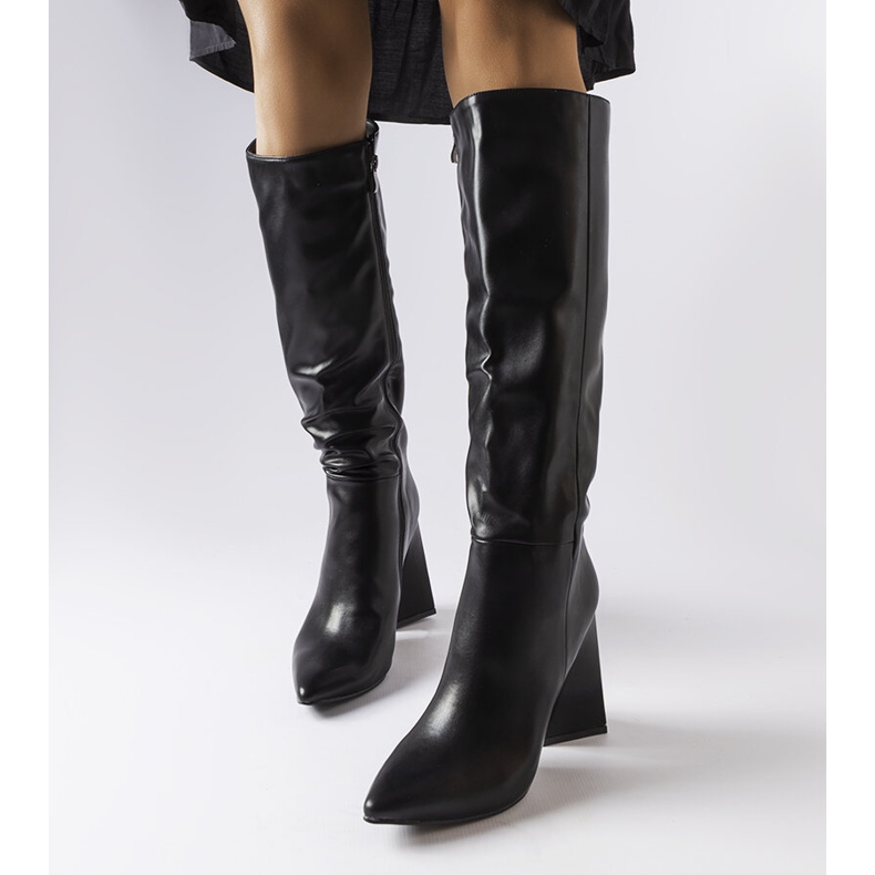 Medicina crne čizme na stup crna 1