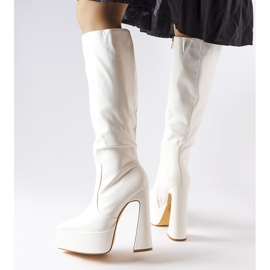 Bijele čizme na masivnom stupu iz Sovizza bijela 1