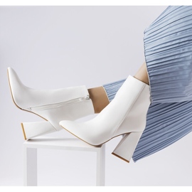 Bijele gležnjače iz Abeline bijela 1