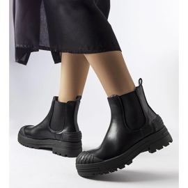 Crne radničke čizme s gumenim umetcima iz Langea crna 1