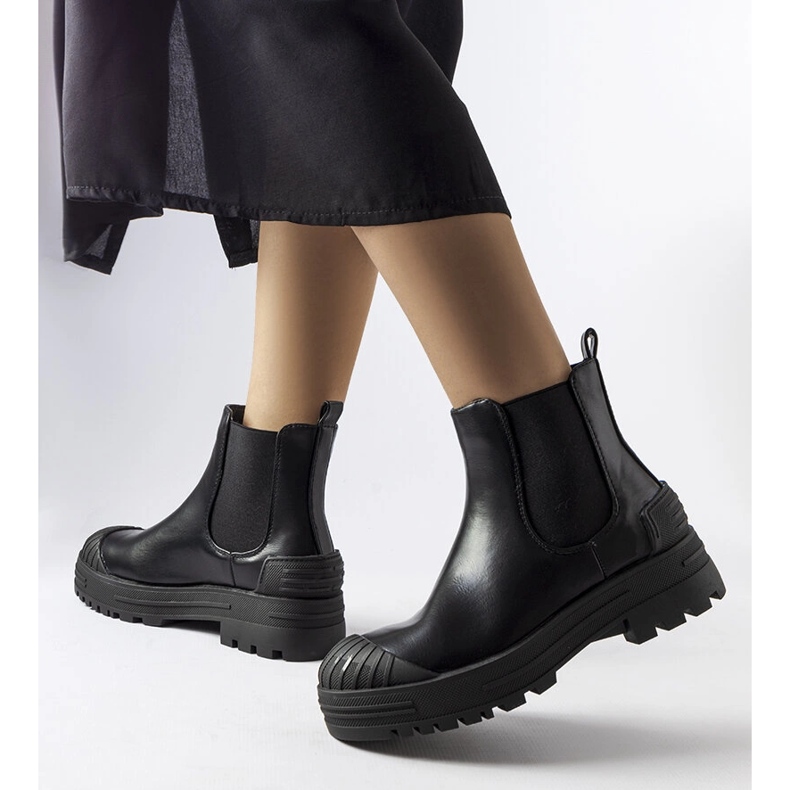 Crne radničke čizme s gumenim umetcima iz Langea crno 1