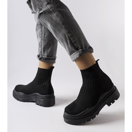 Označava crne visoke tenisice crna 1