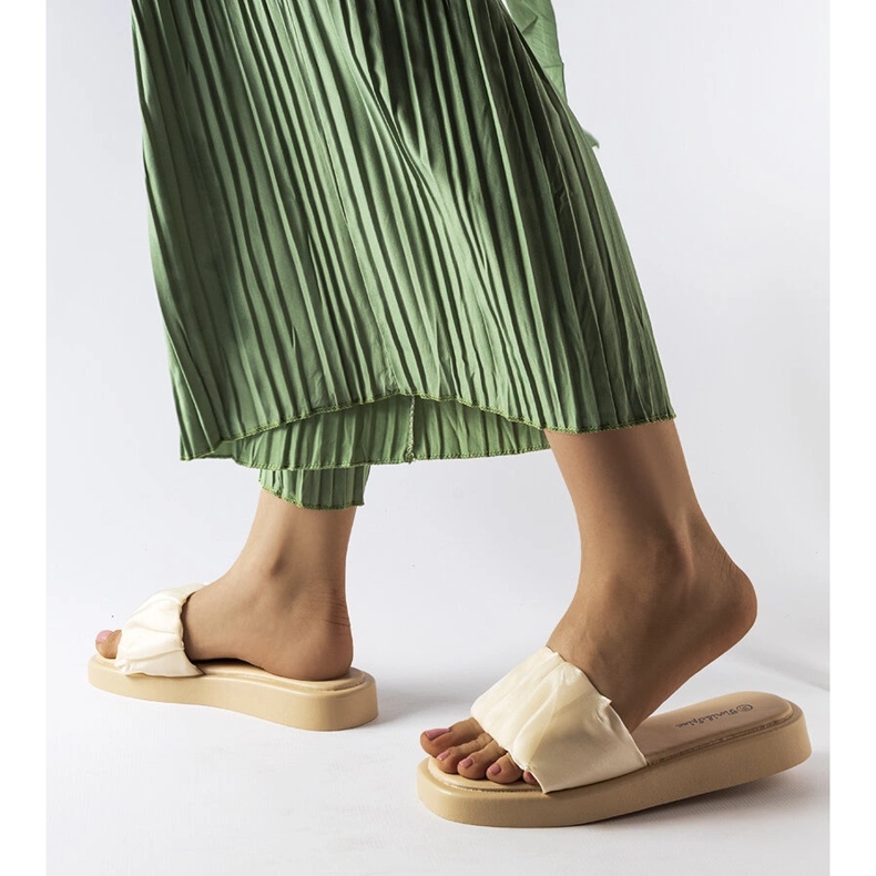 Bež natikače ukrašene volanima iz Boulevard bijela 1