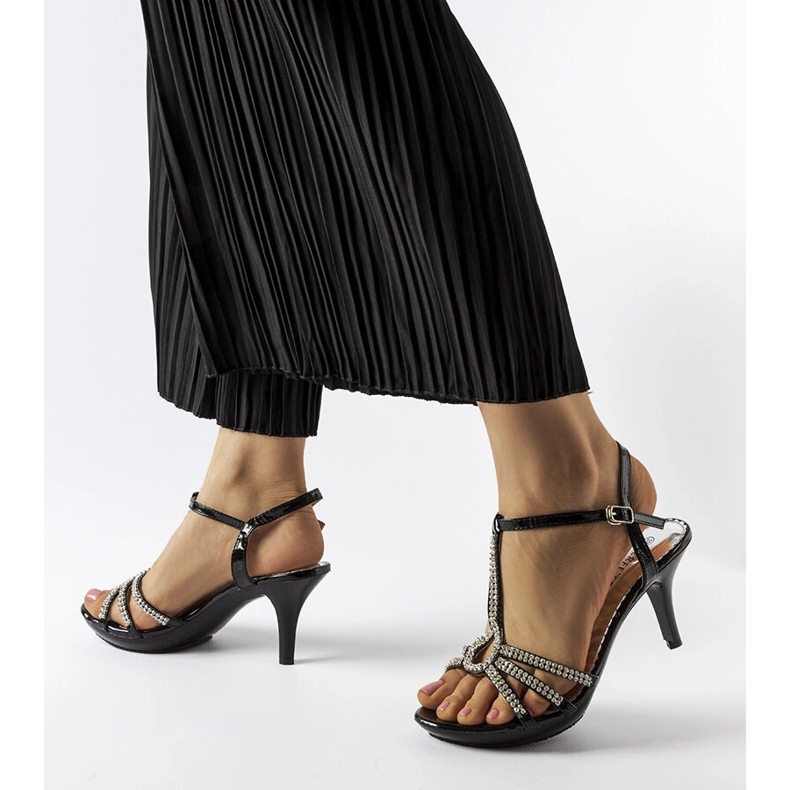 Crne sandale na visoku petu s kubičnim cirkonima iz Levanea crna 1