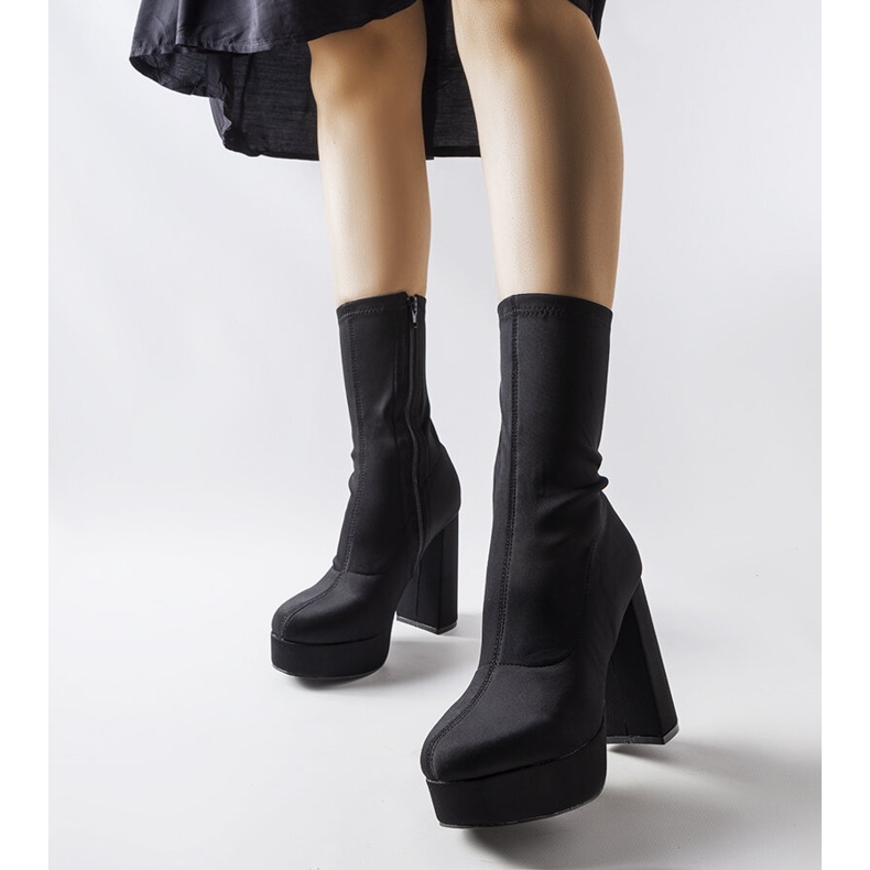 Crne satenske čizme na masivnom stupu iz Glusa crna 1