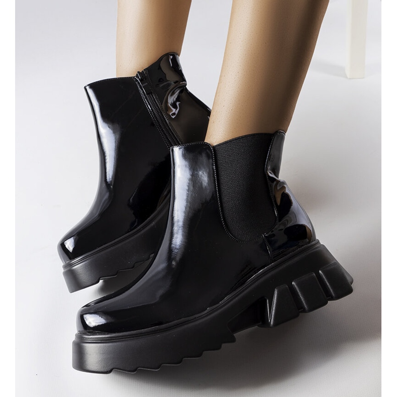 Crne lakirane izolirane čizme iz Delita crna 1