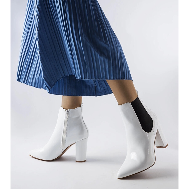 Dolla bijele lakirane čizme na stup bijela 1