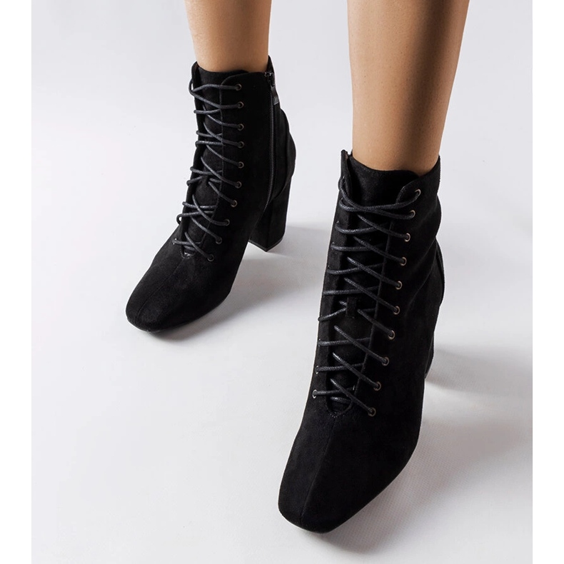 Crne gležnjače na vezanje iz Drouinsa crno 1