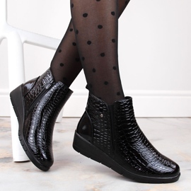 Crne lakirane ženske gležnjače s međunožnim klinom, T.Sokolski Z23-333 crna 1