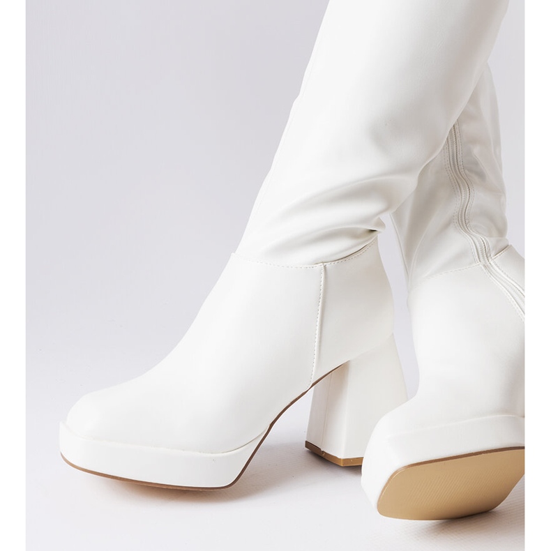 Bijele čizme na masivnom stupu iz Villanove bijela 1