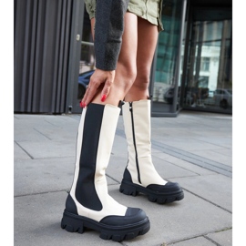 Bež masivne čizme s gazištem marke Barrios 2