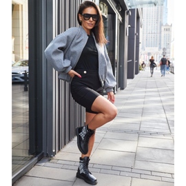 Crne čizme ukrašene monogramom crno 1