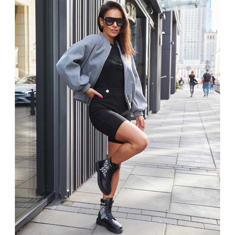 Crne čizme ukrašene monogramom crno 1