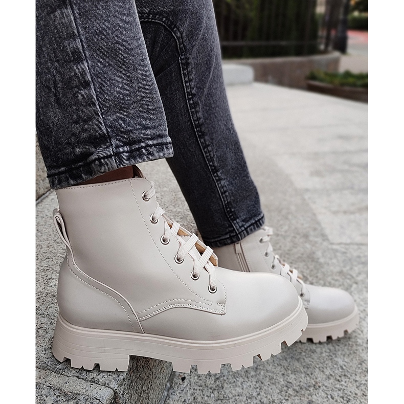 Ženske čizme na vezanje bež boje 1