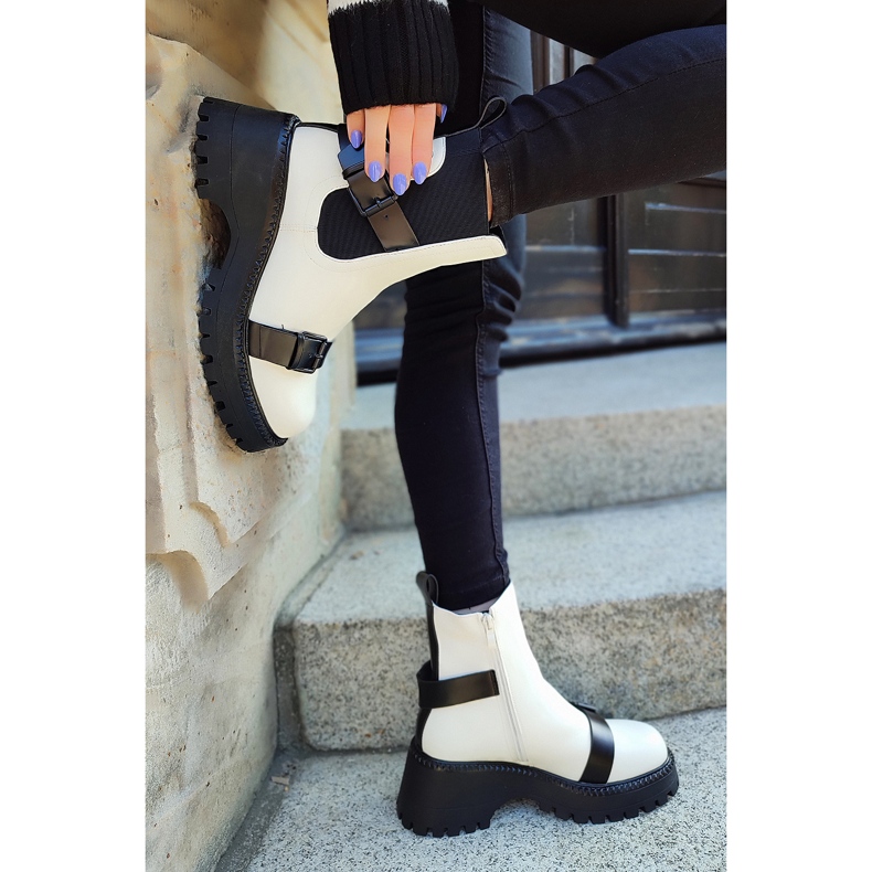 Bijele ženske torbe s kopčama bijela 1