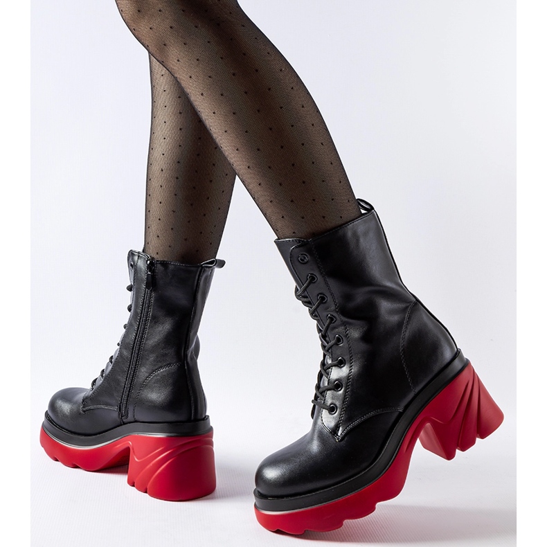 Crne izolirane cipele s crvenom petom Trošak crno 1