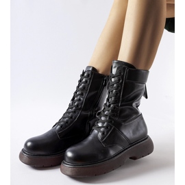 Crne izolirane čizme sa smeđim potplatom Beata crno 1