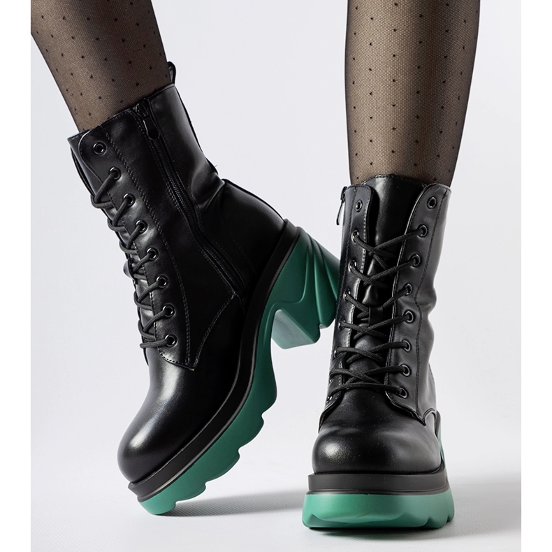 Radnici u crnoj izolaciji na nautičkom stupu Costa crna 1